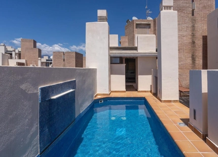 ÁTICO DÚPLEX CON VISTAS AL MAR EN VENTA EN LA NUEVA MILLA DE ORO, ESTEPONA