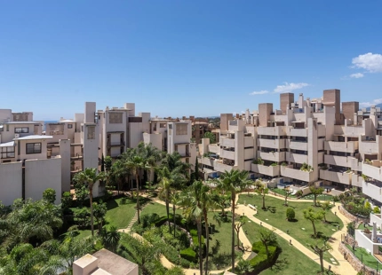 ÁTICO DÚPLEX CON VISTAS AL MAR EN VENTA EN LA NUEVA MILLA DE ORO, ESTEPONA