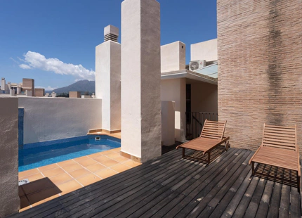ÁTICO DÚPLEX CON VISTAS AL MAR EN VENTA EN LA NUEVA MILLA DE ORO, ESTEPONA