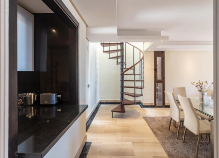 ÁTICO DÚPLEX CON VISTAS AL MAR EN VENTA EN LA NUEVA MILLA DE ORO, ESTEPONA