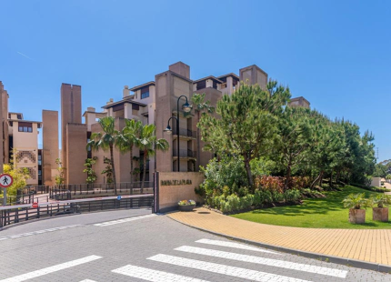 ÁTICO DÚPLEX CON VISTAS AL MAR EN VENTA EN LA NUEVA MILLA DE ORO, ESTEPONA