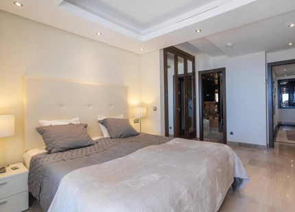 ÁTICO DÚPLEX CON VISTAS AL MAR EN VENTA EN LA NUEVA MILLA DE ORO, ESTEPONA