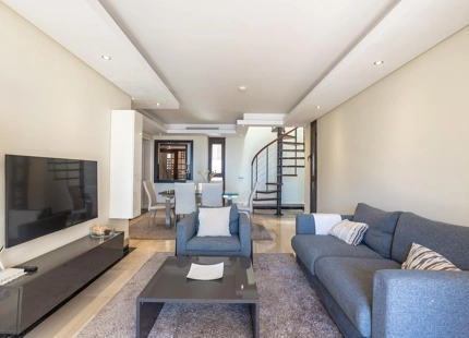 ÁTICO DÚPLEX CON VISTAS AL MAR EN VENTA EN LA NUEVA MILLA DE ORO, ESTEPONA