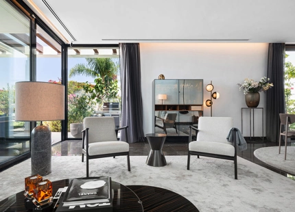 VILLA SEMIADOSADA EXCLUSIVA CON VISTAS PANORÁMICAS EN CABOPINO, MARBELLA