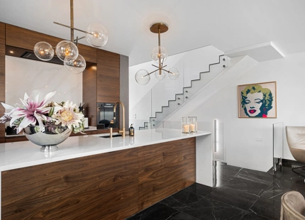 VILLA SEMIADOSADA EXCLUSIVA CON VISTAS PANORÁMICAS EN CABOPINO, MARBELLA