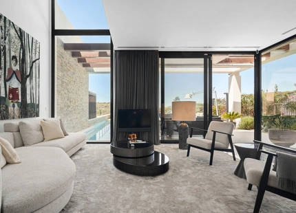 VILLA SEMIADOSADA EXCLUSIVA CON VISTAS PANORÁMICAS EN CABOPINO, MARBELLA