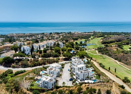 VILLA SEMIADOSADA EXCLUSIVA CON VISTAS PANORÁMICAS EN CABOPINO, MARBELLA