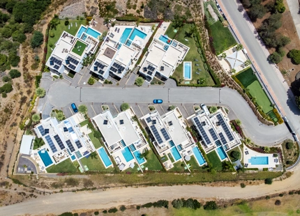 VILLA SEMIADOSADA EXCLUSIVA CON VISTAS PANORÁMICAS EN CABOPINO, MARBELLA