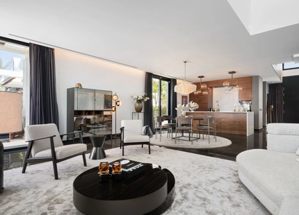 VILLA SEMIADOSADA EXCLUSIVA CON VISTAS PANORÁMICAS EN CABOPINO, MARBELLA