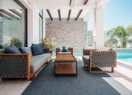 VILLA SEMIADOSADA EXCLUSIVA CON VISTAS PANORÁMICAS EN CABOPINO, MARBELLA