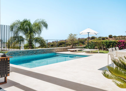 VILLA SEMIADOSADA EXCLUSIVA CON VISTAS PANORÁMICAS EN CABOPINO, MARBELLA