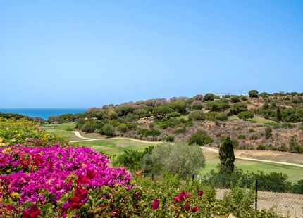 VILLA SEMIADOSADA EXCLUSIVA CON VISTAS PANORÁMICAS EN CABOPINO, MARBELLA