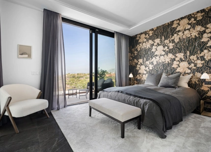 VILLA SEMIADOSADA EXCLUSIVA CON VISTAS PANORÁMICAS EN CABOPINO, MARBELLA