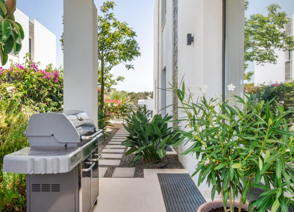 VILLA SEMIADOSADA EXCLUSIVA CON VISTAS PANORÁMICAS EN CABOPINO, MARBELLA