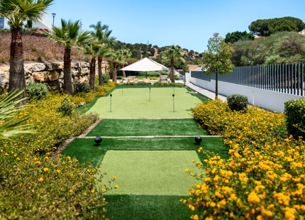 VILLA SEMIADOSADA EXCLUSIVA CON VISTAS PANORÁMICAS EN CABOPINO, MARBELLA