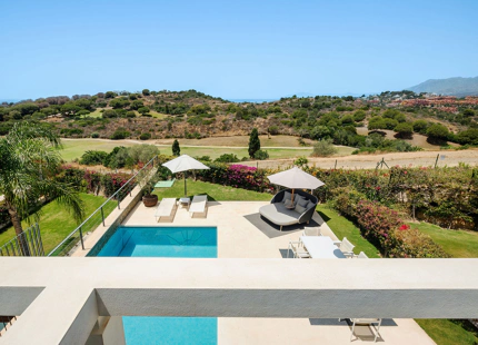 VILLA SEMIADOSADA EXCLUSIVA CON VISTAS PANORÁMICAS EN CABOPINO, MARBELLA