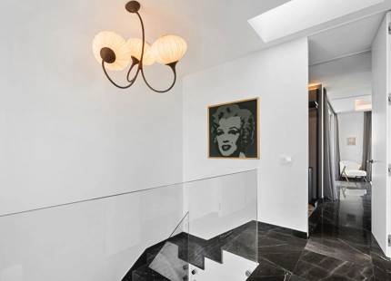 VILLA SEMIADOSADA EXCLUSIVA CON VISTAS PANORÁMICAS EN CABOPINO, MARBELLA
