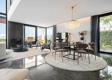 VILLA SEMIADOSADA EXCLUSIVA CON VISTAS PANORÁMICAS EN CABOPINO, MARBELLA