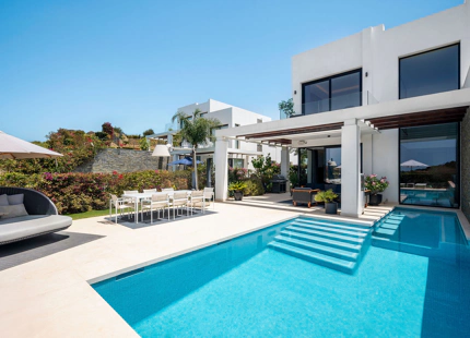 VILLA SEMIADOSADA EXCLUSIVA CON VISTAS PANORÁMICAS EN CABOPINO, MARBELLA