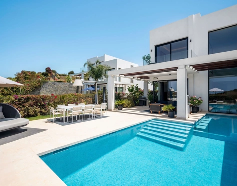 EXCLUSIVE SEMI-DETACHED VILLA WITH PANORAMIC VIEWS IN CABOPINO, MARBELLA