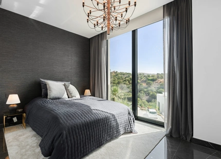 VILLA SEMIADOSADA EXCLUSIVA CON VISTAS PANORÁMICAS EN CABOPINO, MARBELLA