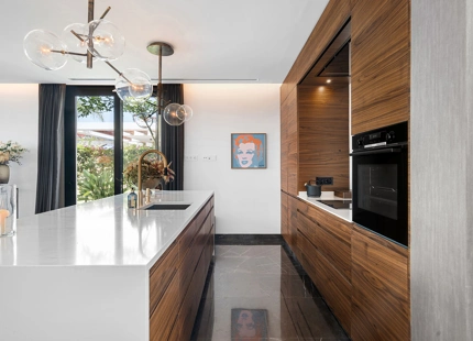 VILLA SEMIADOSADA EXCLUSIVA CON VISTAS PANORÁMICAS EN CABOPINO, MARBELLA