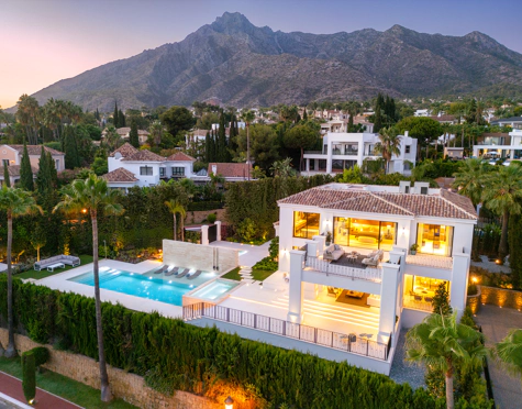 LUXURIOUS 6-BEDROOM VILLA WITH PANORAMIC SEA VIEWS IN SIERRA BLANCA