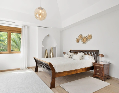 Villa for sale in El Paraiso, Estepona East