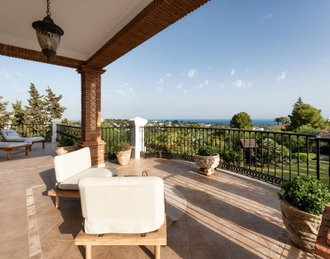 Villa for sale in El Paraiso, Estepona East
