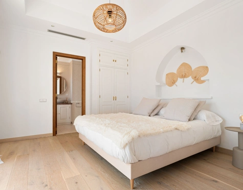 Villa for sale in El Paraiso, Estepona East