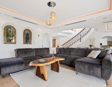 Villa for sale in El Paraiso, Estepona East
