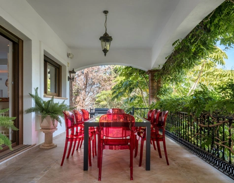 Villa for sale in El Paraiso, Estepona East