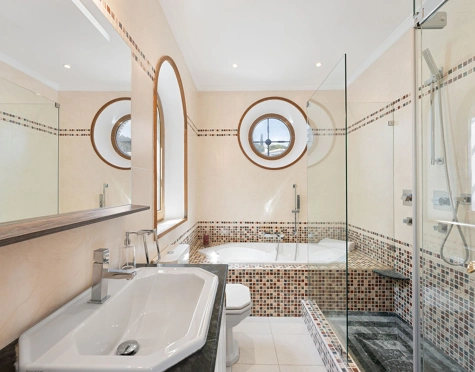 Villa for sale in El Paraiso, Estepona East