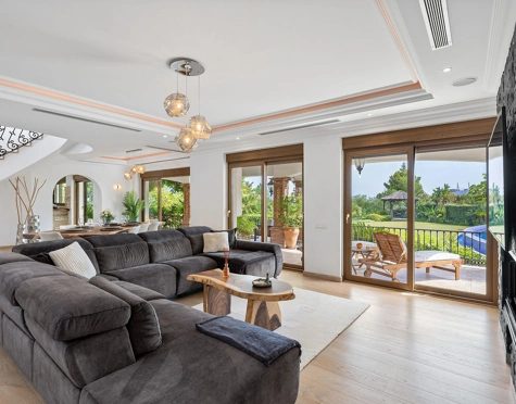 Villa for sale in El Paraiso, Estepona East