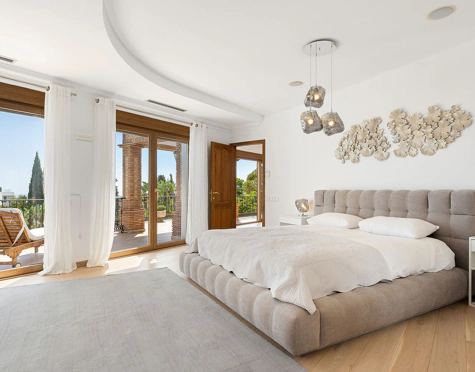Villa for sale in El Paraiso, Estepona East