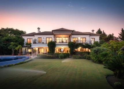 ELEGANT ANDALUSIAN-STYLE LUXURY VILLA IN EL PARAISO ALTO, ESTEPONA