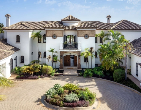 ELEGANT ANDALUSIAN-STYLE LUXURY VILLA IN EL PARAISO ALTO, ESTEPONA