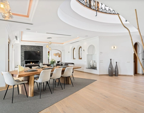Villa for sale in El Paraiso, Estepona East