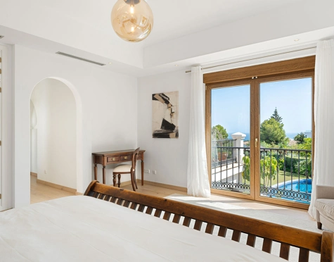 Villa for sale in El Paraiso, Estepona East