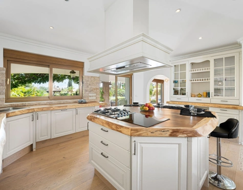 Villa for sale in El Paraiso, Estepona East