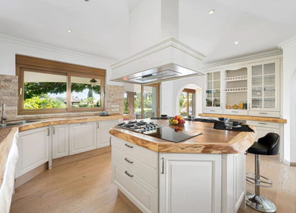 ELEGANT ANDALUSIAN-STYLE LUXURY VILLA IN EL PARAISO ALTO, ESTEPONA