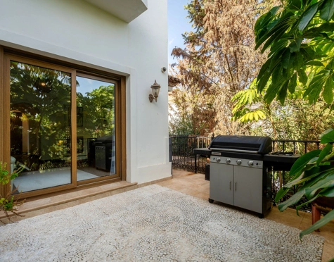 Villa for sale in El Paraiso, Estepona East