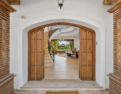 Villa for sale in El Paraiso, Estepona East