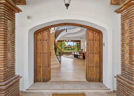 ELEGANT ANDALUSIAN-STYLE LUXURY VILLA IN EL PARAISO ALTO, ESTEPONA