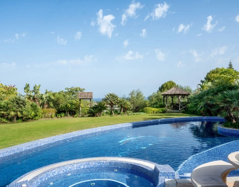 Villa for sale in El Paraiso, Estepona East
