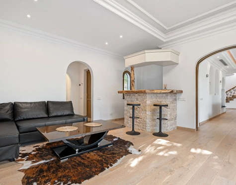 Villa for sale in El Paraiso, Estepona East
