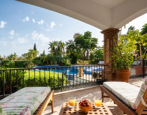 Villa for sale in El Paraiso, Estepona East