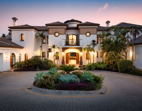 Villa for sale in El Paraiso, Estepona East