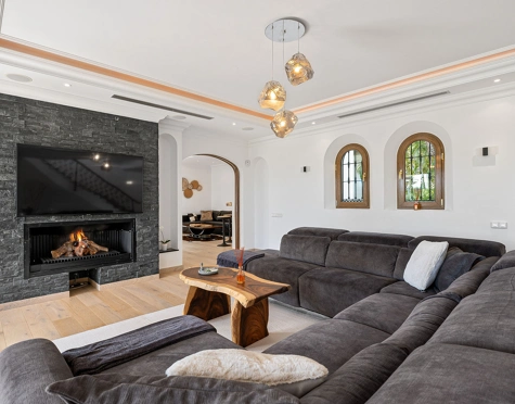 Villa for sale in El Paraiso, Estepona East