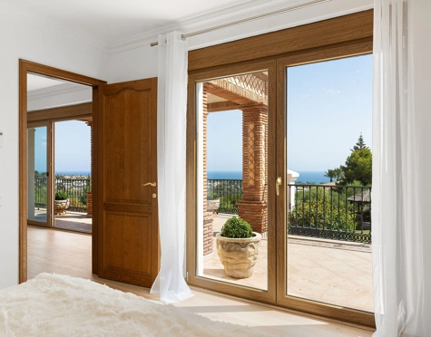 Villa for sale in El Paraiso, Estepona East